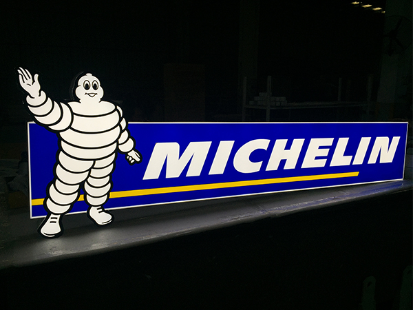 中山標(biāo)識(shí)牌生產(chǎn)廠家：亞克力標(biāo)識(shí)牌有什么優(yōu)勢(shì)？